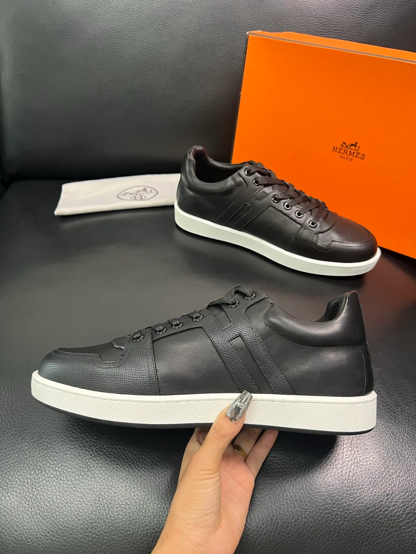 Men's shoes 💰700 Hermes Top Purchasing Agent Hermes counters are on sale at the same time with original factory configuration, original cowhide fabric imported from Italy, high-quality splicing technology, fully imported water-dyed cowhide lining, soles: original soles specially provided by the original factory are super comfortable, the original factory and single goods are of high quality, welcome to compare at the same time at the counter, code number 38-44 (customized 45 46) 85851